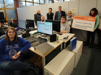 Mitarbeitende und Teilnehmende des CJD Homburg sind begeistert von der großzügigen Spende der Firma iRest