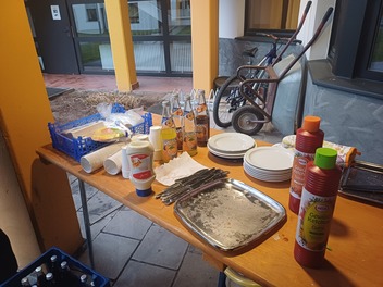 Leckeres Grillen im Winter von unterschiedlichen Gruppen der Jugendhilfe