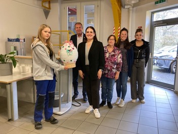 Übergabe eines Gastgeschenkes von den Jugendichen