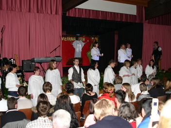 Gemeinsam in der Aula beim Plenum