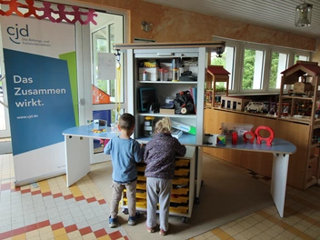 Kinder beim Forschen und Experimentieren in der neuen KiTa St. Ingbert