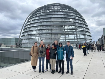 CJD Jugendliche und Betreuende vor dem Berliner Reichstag