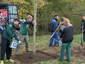 Garten-Azubis machen bei der Baumchallenge mit