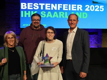 Stolze Azubis und leitende Mitarbeitenden freuen sich über die Ehrung