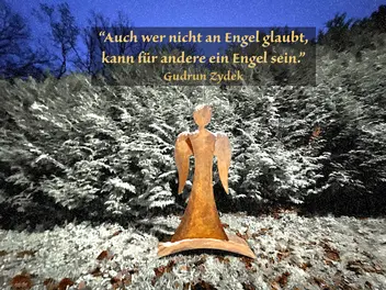 Weihnachtsengel im Schnee