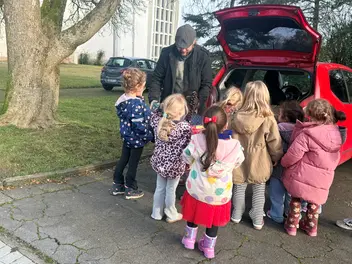 Kinder bringen die Geschenke ins Auto