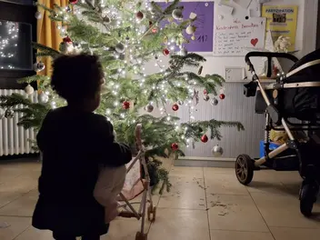 Kind bestaunt den Weihnachtsbaum