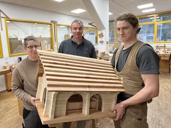 Azubis mit dem selbstgebauten Vogelhaus