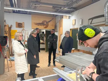 Besucher besuchen die Holzwerkstatt