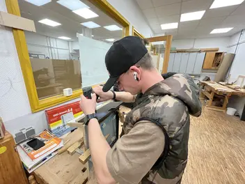 Azubi arbeitet in der Holzwerkstatt