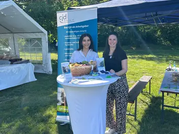 Die beiden verantwortlichen CJD Mitarbeiterinnen am Stand des Tupenfestes