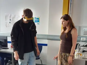 Eine Rauschbrille zeigt an, wie es sich mit Alkohol im Alltag anfühlt