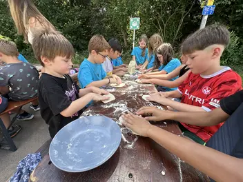 Kinder machen ihre eigene Pizza