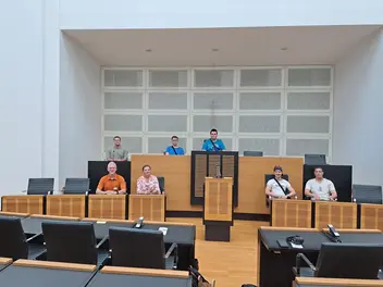 Jugendliche sitzen auf den Stühlen der Politiker im Landtag