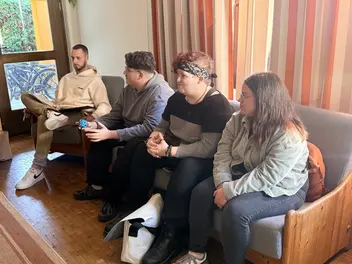 Jugendliche diskutieren mit ihrem Betreuer über Politik und Zeitgeschehen