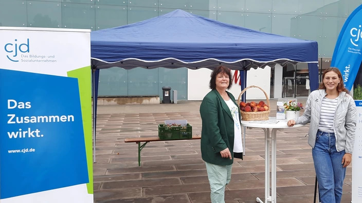 CJD-Mitarbeiterinnen informieren beim Memory Walk über die Angebote des CJD für Demenzkranke