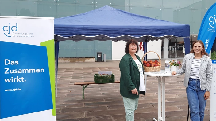 CJD-Mitarbeiterinnen informieren beim Memory Walk über die Angebote des CJD für Demenzkranke