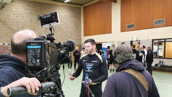 Fernsehen beim Boxtrainng dabei