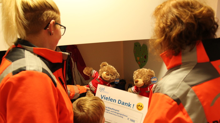 Firma Kaufmann bei der Scheckübergabe im Kinderhaus Contwig 1