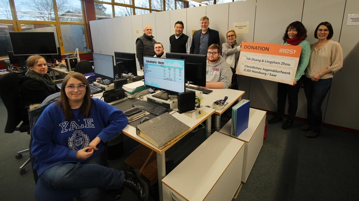 Mitarbeitende und Teilnehmende des CJD Homburg sind begeistert von der großzügigen Spende der Firma iRest