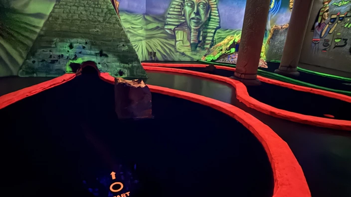 Kinder aus dem Kinderhaus erleben Abenteuer beim Schwarzlicht-Minigolf