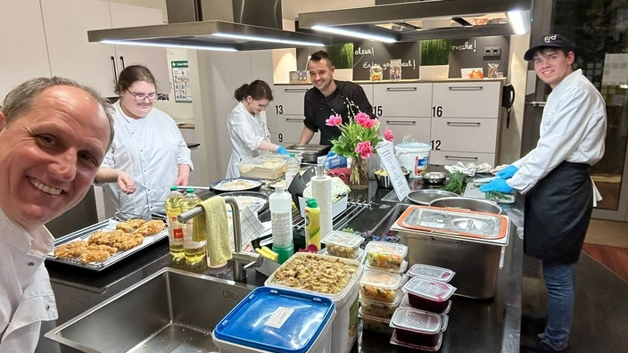Azubis kochen für 15 Eltern an der Uniklinik