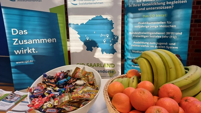 Einladender Stand des CJD am Tag der offenen Tür der Edith Stein Schule