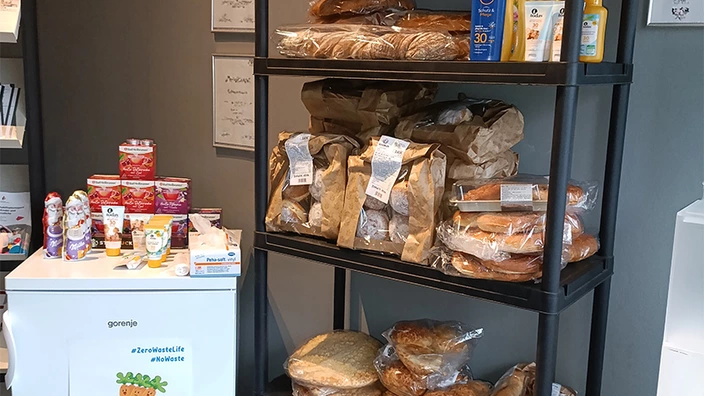 Aus den Lebensrettungsregalen können sich die Bdürftigen bedienen