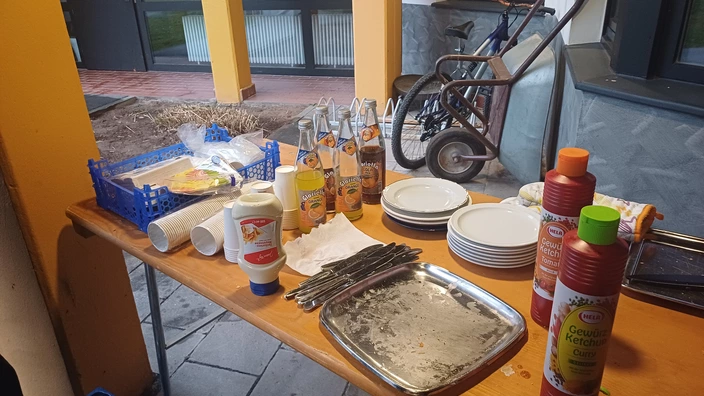 Leckeres Grillen im Winter von unterschiedlichen Gruppen der Jugendhilfe