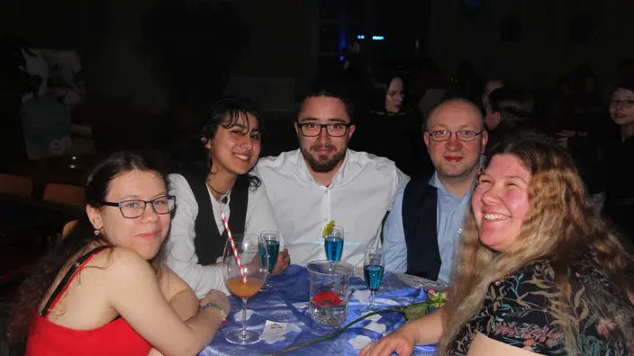 Schick gemachte Jugendlche für einen ganz besonderen Abend