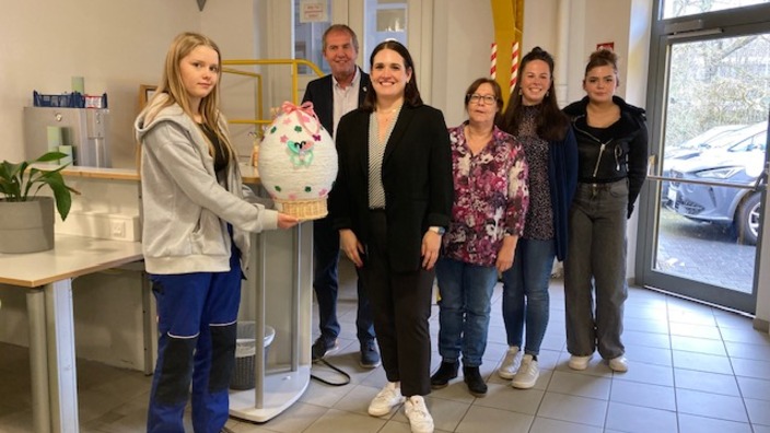 Übergabe eines Gastgeschenkes von den Jugendichen
