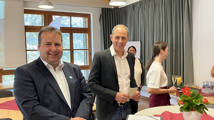 Sozialminister Dr. Magnus Jung im Gespräch mit Standortleiter Dieter Thielen am Rande der Veranstaltung