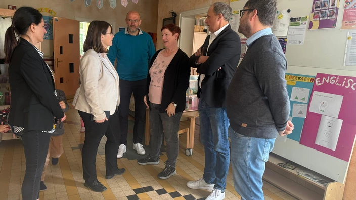 Intensives Gespräch mit der Kita-Leiterin Martina Huther-Theobald, 3.v.r.