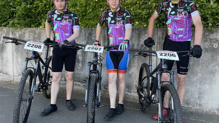 Bei der Saarländischen Mountainbike-Schulmeisterschaft am 23. Mai 2025 in Perl zeigten junge Nachwuchssportler aus dem ganzen Saarland, Luxemburg und Frankreich, was in ihnen steckt – mittendrin: drei motivierte Azubis aus der Fahrradwerkstatt des CJD Homburg. Auf dem anspruchsvollen Rundkurs rund um das Deutsch-Luxemburgische Schengen-Lyzeum gingen drei Azubis an den Start