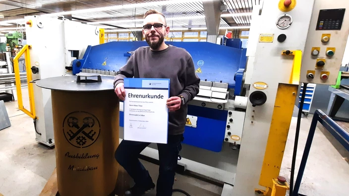 Marc Titze erhält die Ehrennadel in Silber von der HWK Pfalz