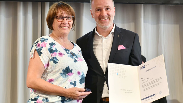 Manuela Ludwig erhält die Ehrennadel in Silber von der IHK Saarland