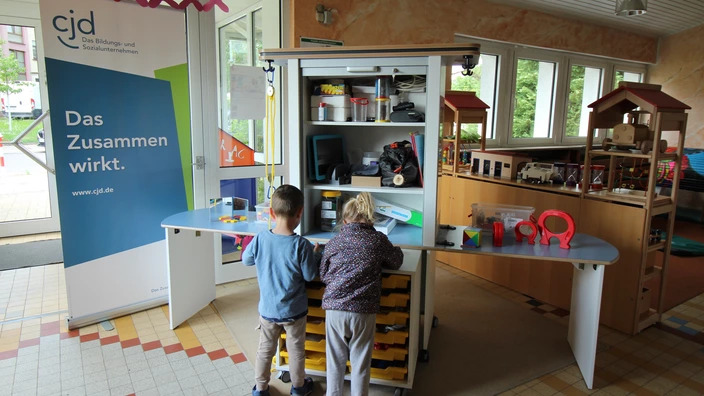 Kinder beim Forschen und Experimentieren in der neuen KiTa St. Ingbert
