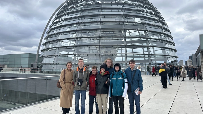 CJD Jugendliche und Betreuende vor dem Berliner Reichstag