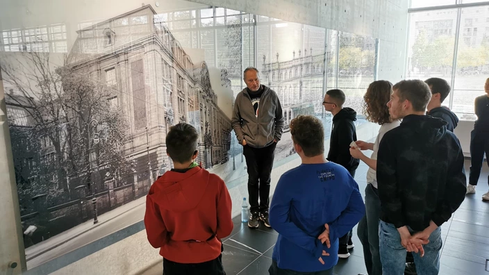 CJD Jugendliche und Betreuende bei einer Führung