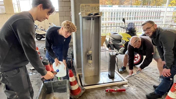 Zwei Azubis des CJD Homburg mit ihren Ausbildern