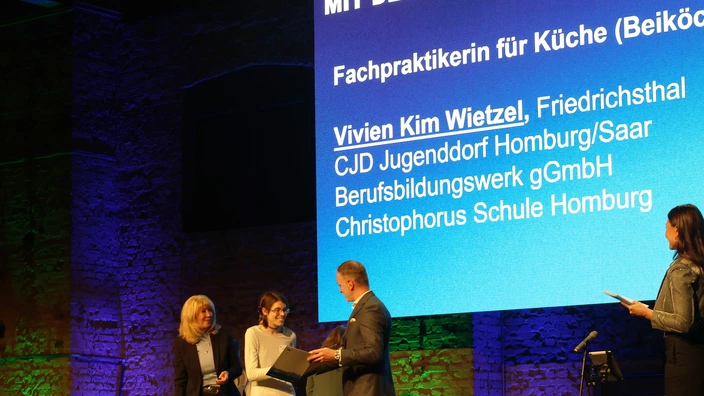 Übergabe der Urkunde