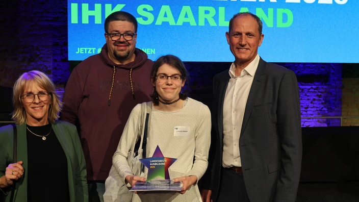 Stolze Azubis und leitende Mitarbeitenden freuen sich über die Ehrung