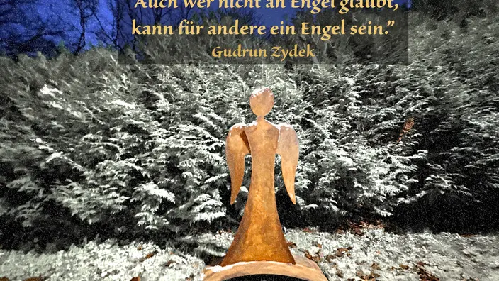 Weihnachtsengel im Schnee