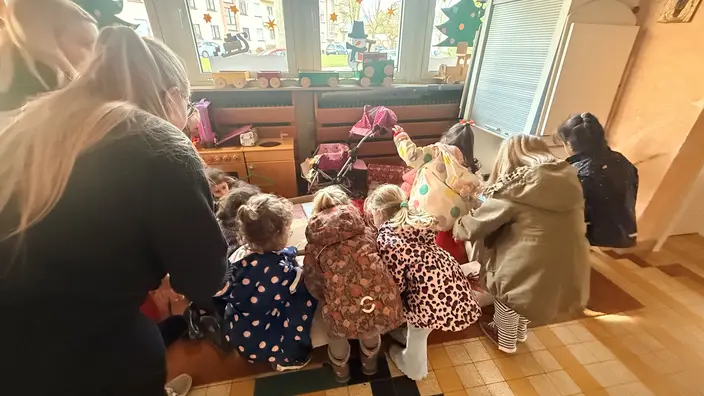 Kinder sammeln Geschenke