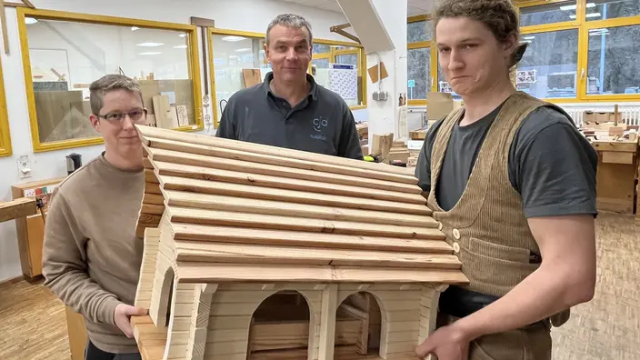 Azubis mit dem selbstgebauten Vogelhaus