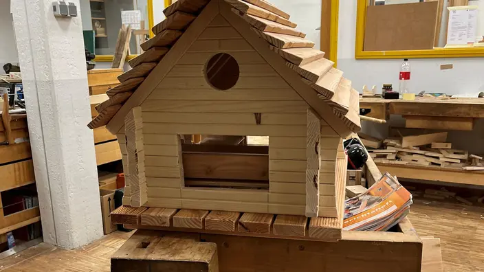 Ein ganz besonders gelungenes Stück, das Vogelhaus