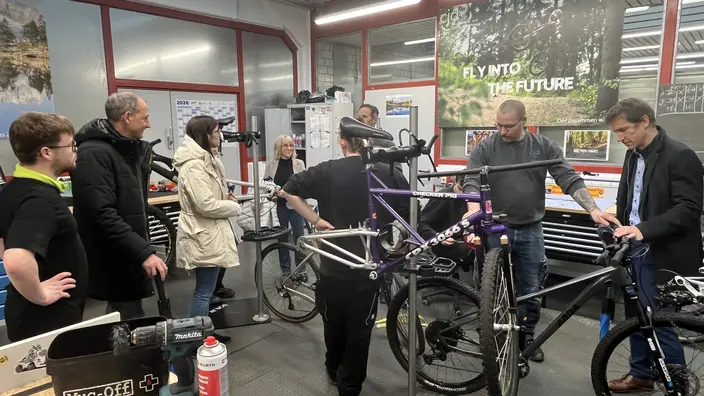 Oliver Stier in der Fahrradwerkstatt