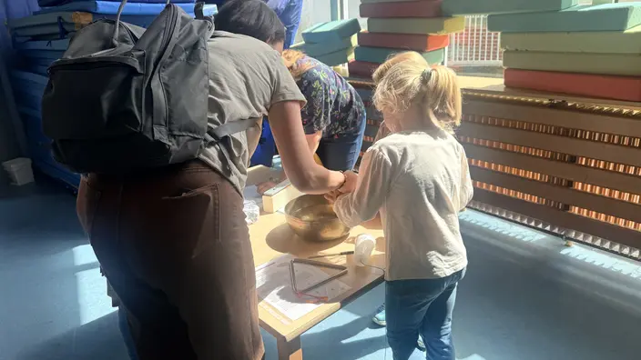 Mutter und Tochter experimentieren