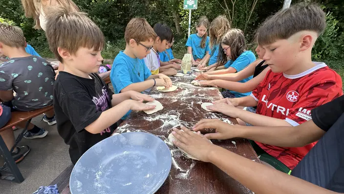 Kinder machen ihre eigene Pizza