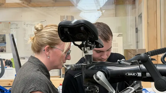 Die Ministerin legt selbst Hand an am Fahrrad